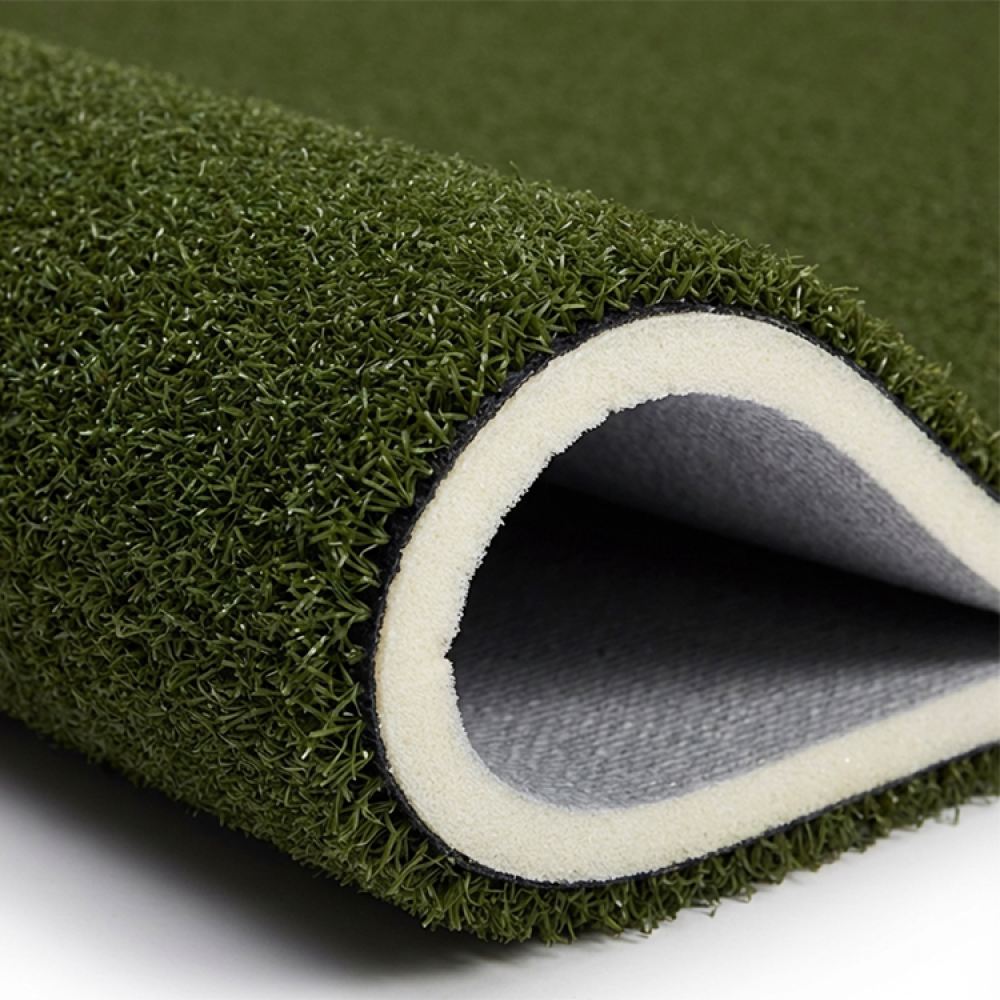 Close up image of the green turf and foam pad on Pro Facility Source 6' x 12' Stance Mat
